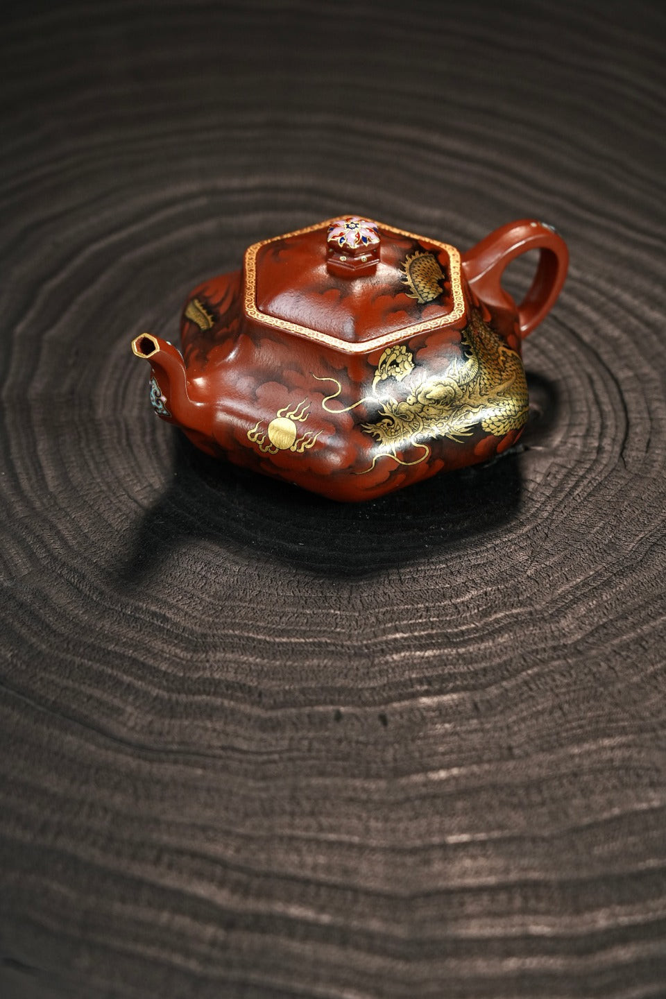 紫砂界80后方器标杆·耿浩巅峰臻品《闲者六方壶》礼藏传世，未来可期！（黄金墨龙）甄选原矿优质大红袍·200cc