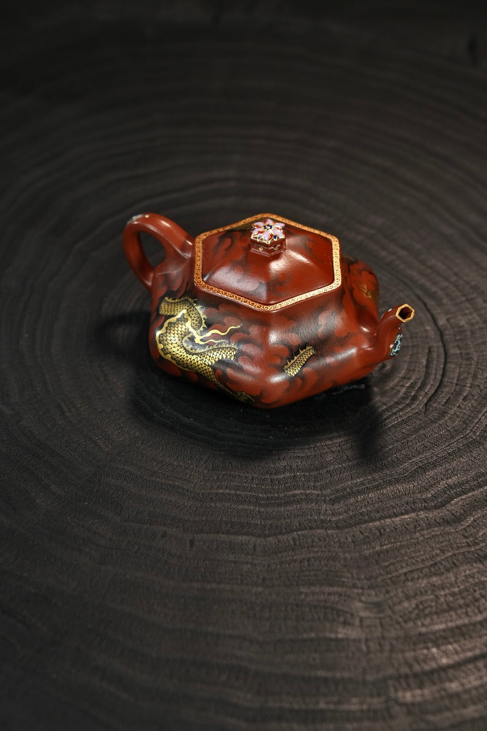 紫砂界80后方器标杆·耿浩巅峰臻品《闲者六方壶》礼藏传世，未来可期！（黄金墨龙）甄选原矿优质大红袍·200cc