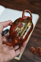 紫砂界80后方器标杆·耿浩巅峰臻品《闲者六方壶》礼藏传世，未来可期！（黄金墨龙）甄选原矿优质大红袍·200cc
