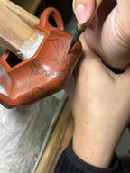 紫砂界80后方器标杆·耿浩巅峰臻品《闲者六方壶》礼藏传世，未来可期！（黄金墨龙）甄选原矿优质大红袍·200cc
