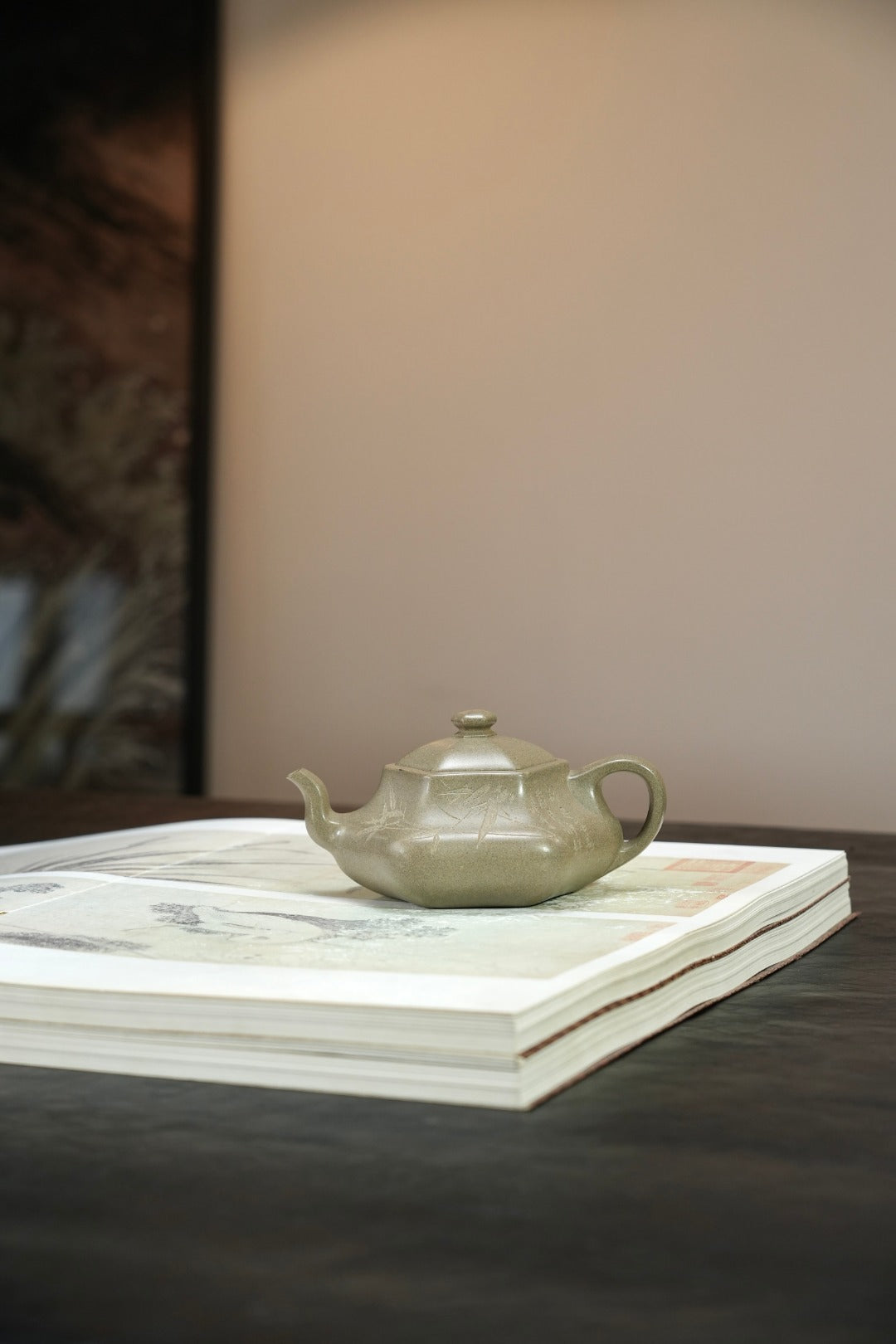 紫砂界80后方器标杆·耿浩巅峰臻品《闲者六方壶》礼藏传世，未来可期！甄选原矿优质松花青段·260cc