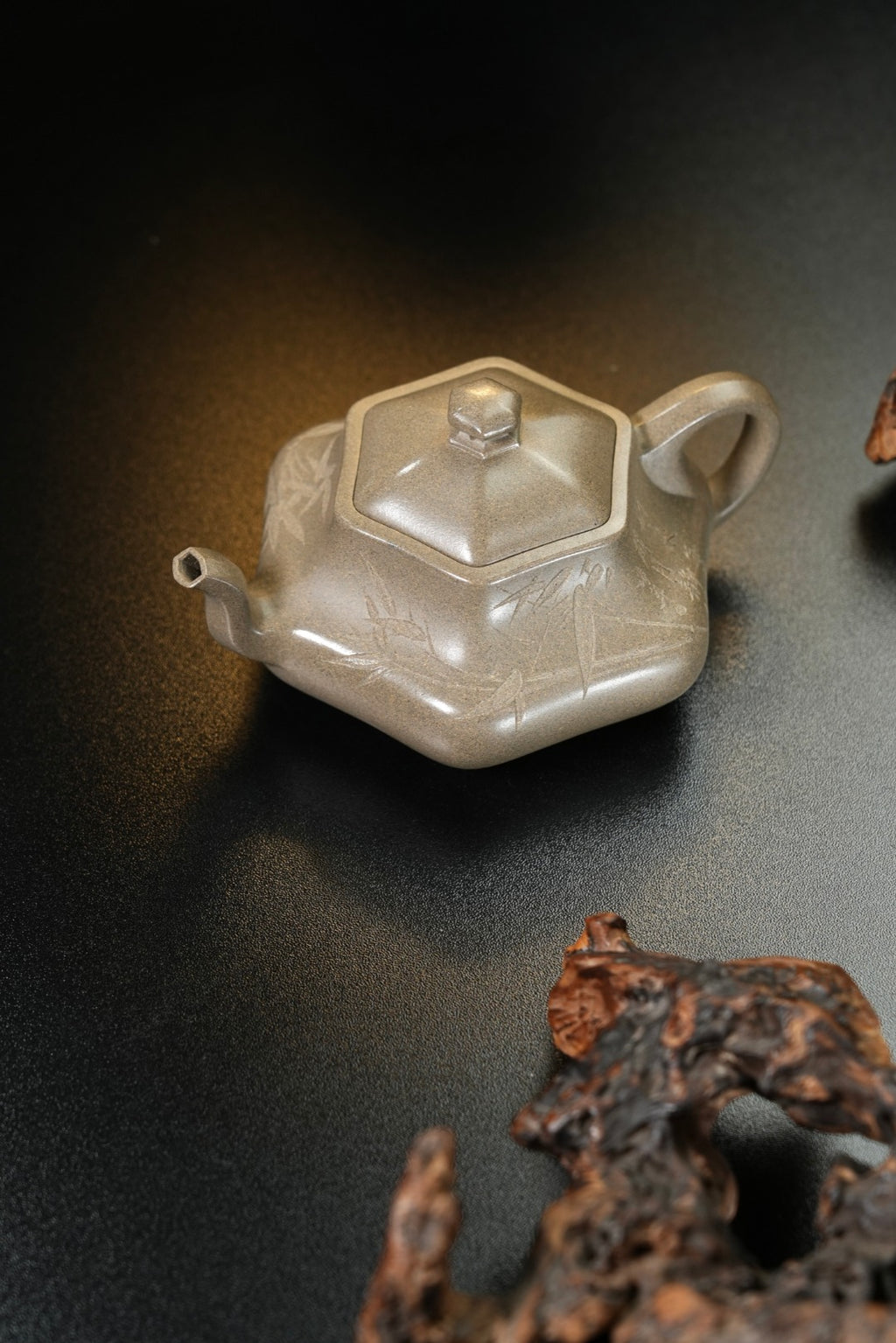 紫砂界80后方器标杆·耿浩巅峰臻品《闲者六方壶》礼藏传世，未来可期！甄选原矿优质松花青段·260cc
