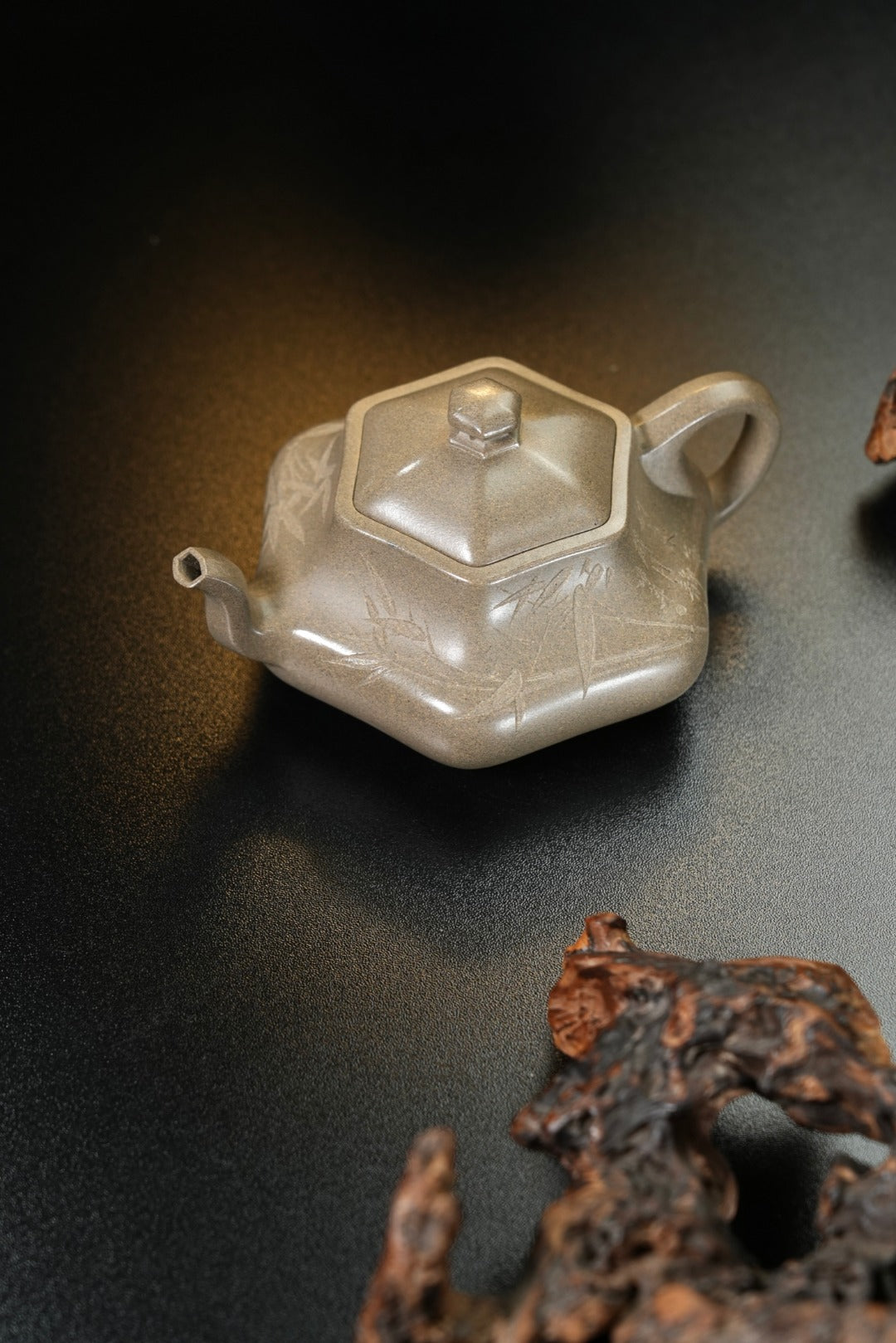 紫砂界80后方器标杆·耿浩巅峰臻品《闲者六方壶》礼藏传世，未来可期！甄选原矿优质松花青段·260cc