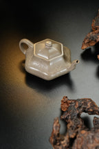 紫砂界80后方器标杆·耿浩巅峰臻品《闲者六方壶》礼藏传世，未来可期！甄选原矿优质松花青段·260cc
