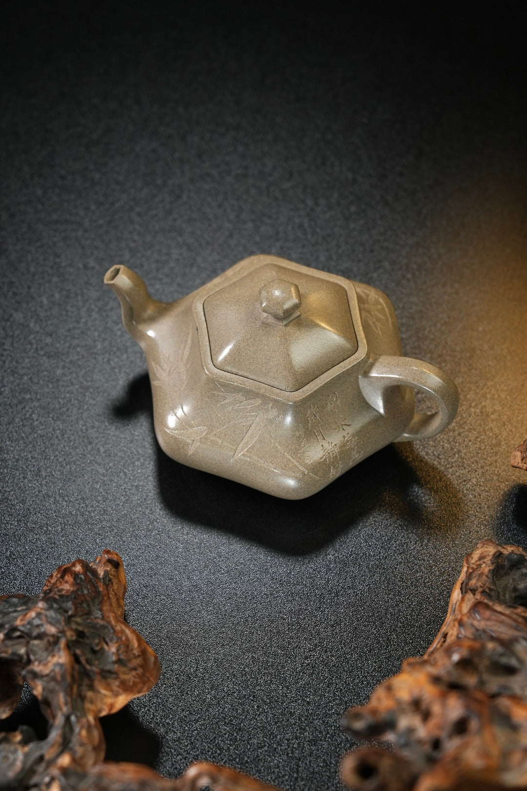 紫砂界80后方器标杆·耿浩巅峰臻品《闲者六方壶》礼藏传世，未来可期！甄选原矿优质松花青段·260cc