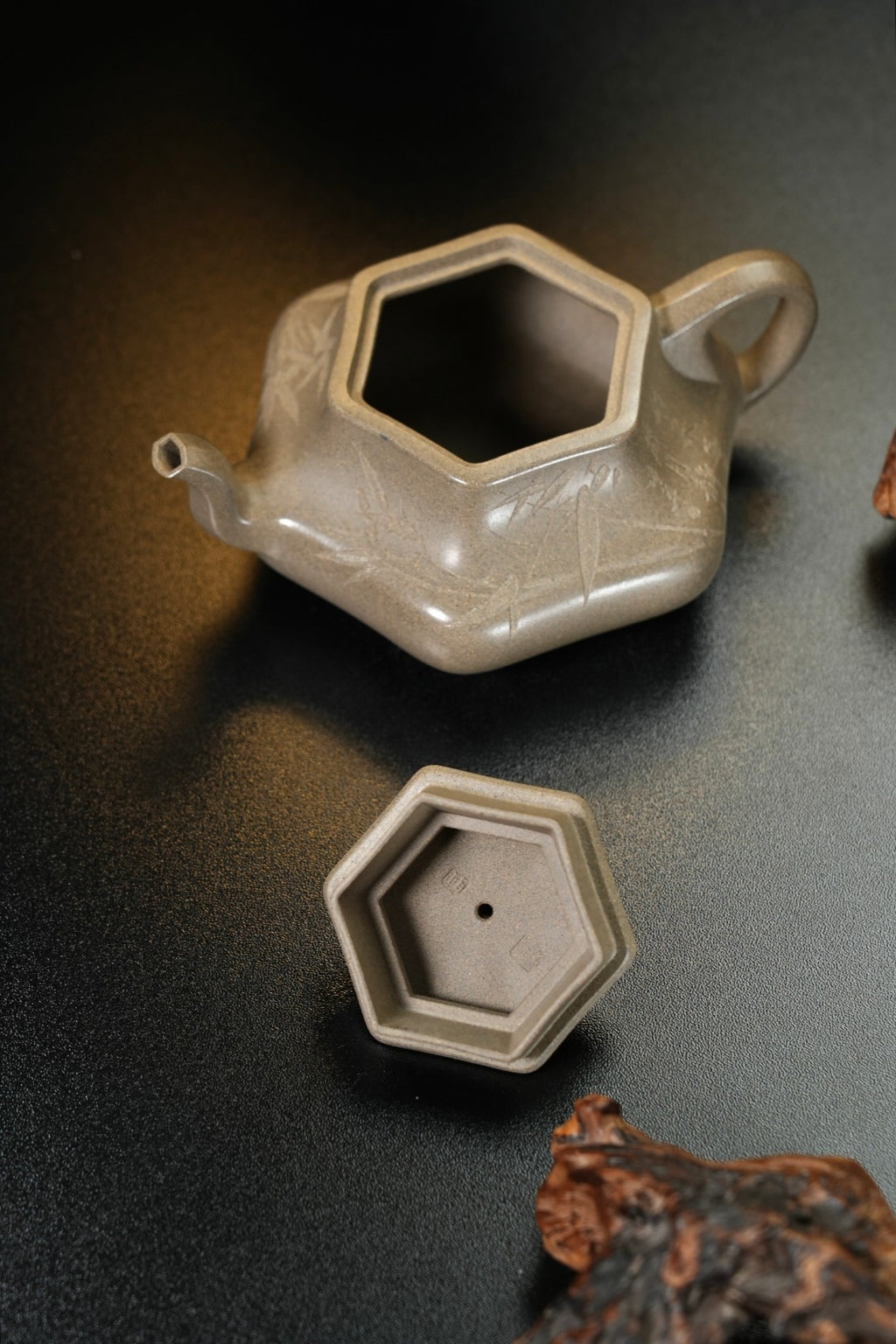 紫砂界80后方器标杆·耿浩巅峰臻品《闲者六方壶》礼藏传世，未来可期！甄选原矿优质松花青段·260cc