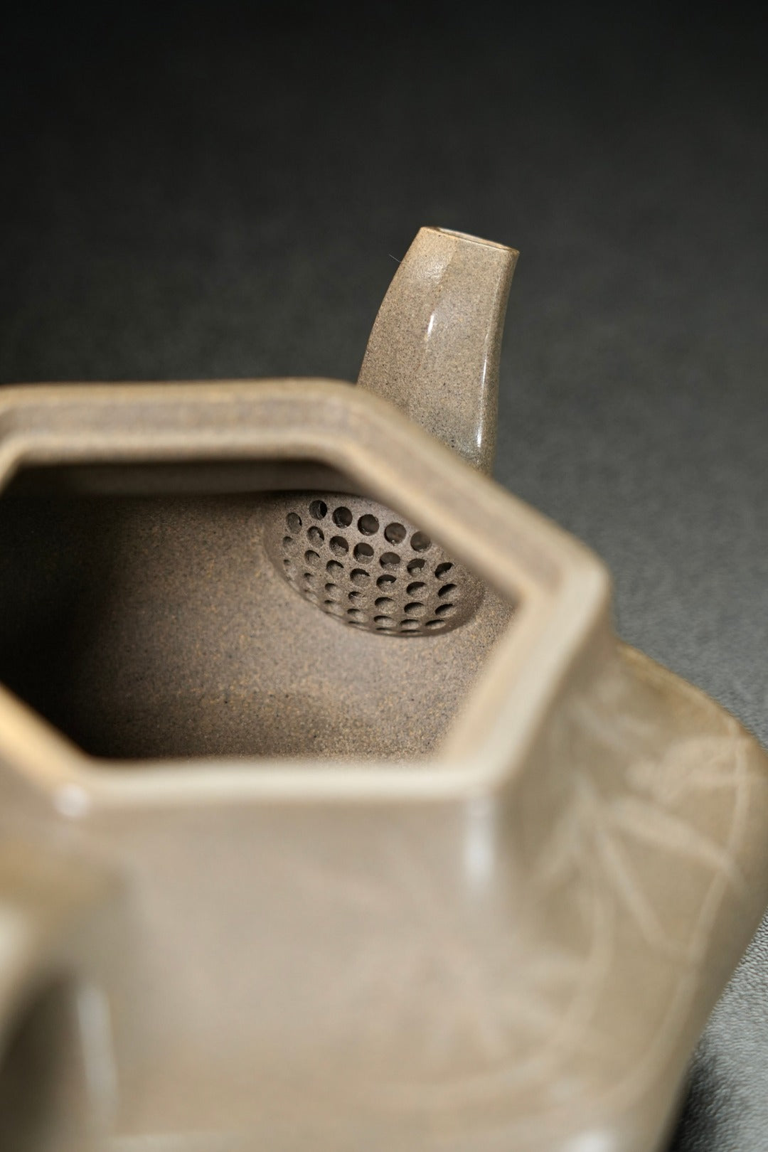 紫砂界80后方器标杆·耿浩巅峰臻品《闲者六方壶》礼藏传世，未来可期！甄选原矿优质松花青段·260cc