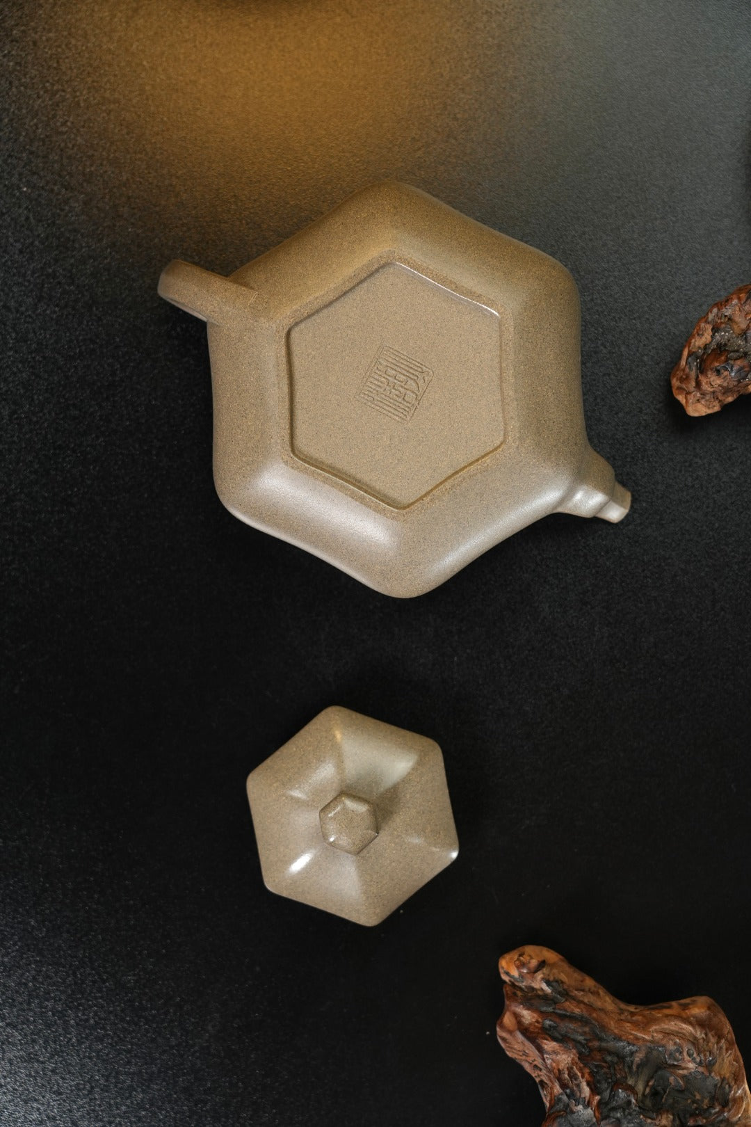 紫砂界80后方器标杆·耿浩巅峰臻品《闲者六方壶》礼藏传世，未来可期！甄选原矿优质松花青段·260cc