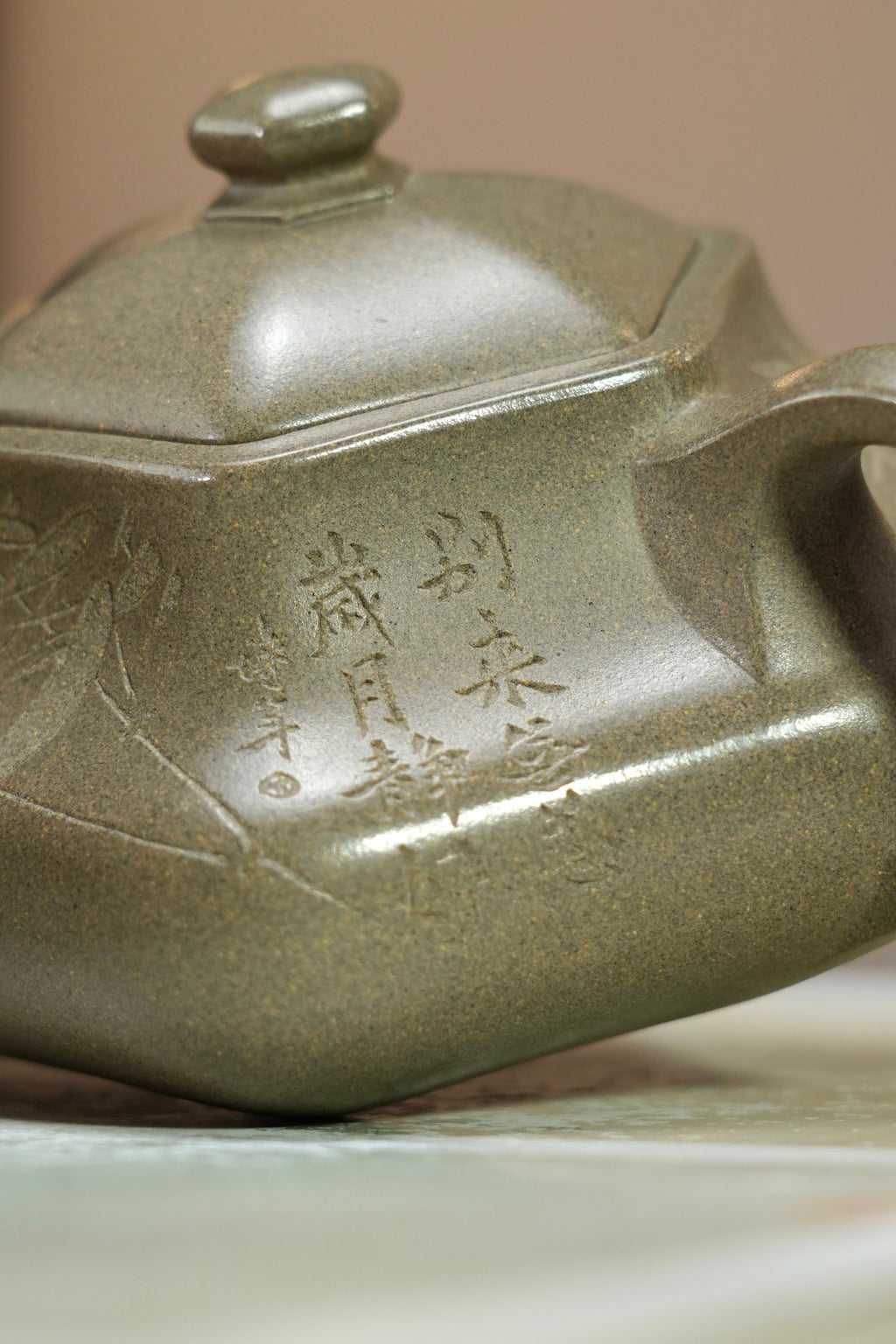 紫砂界80后方器标杆·耿浩巅峰臻品《闲者六方壶》礼藏传世，未来可期！甄选原矿优质松花青段·260cc