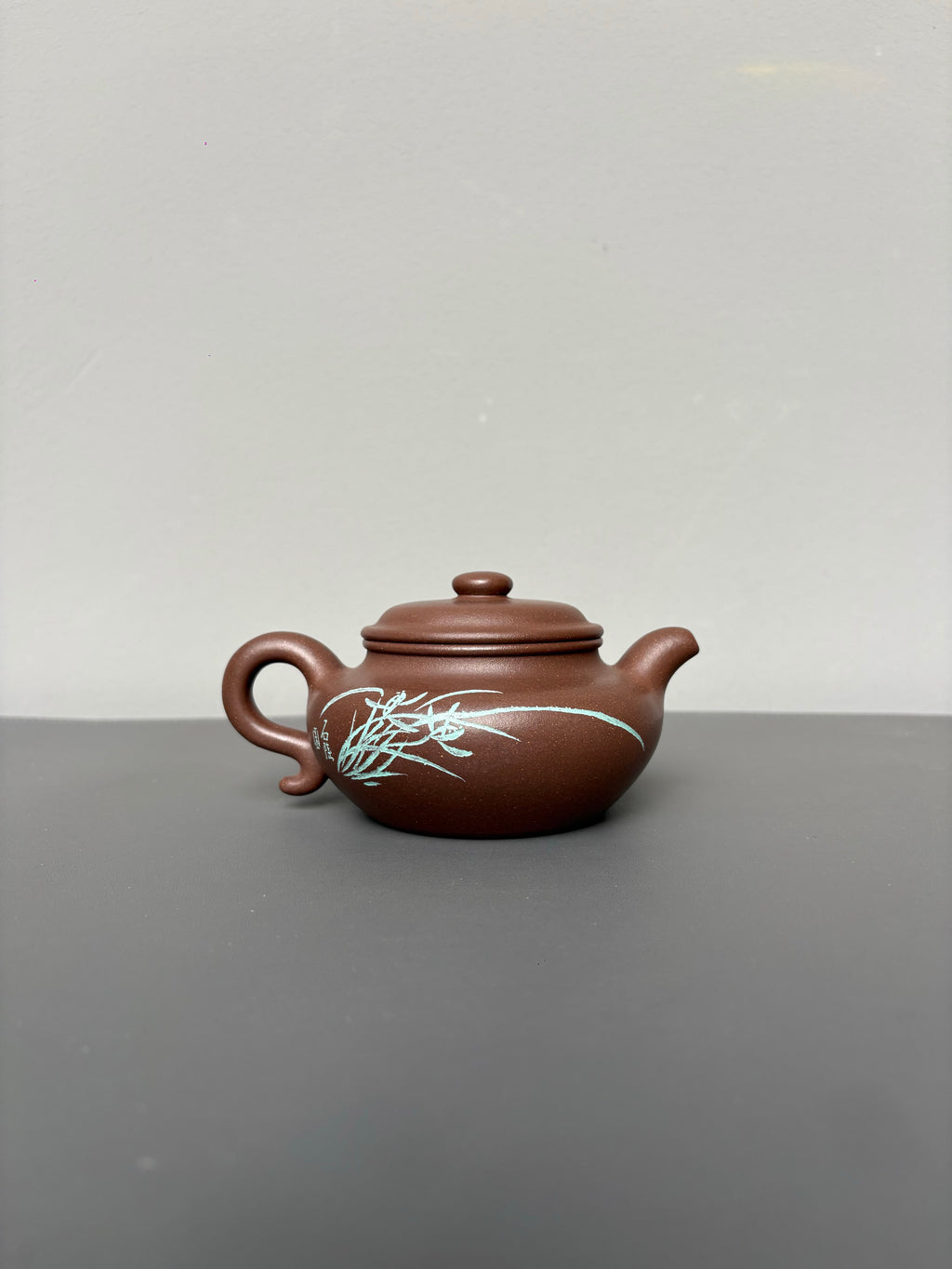 中国紫砂界当代梅王·朱炳浩(石陶）本工巅峰臻品《大亨仿古壶》——原矿优质紫玉金砂·280cc ——任淦庭大师高徒｜朱炳浩（石陶）之作