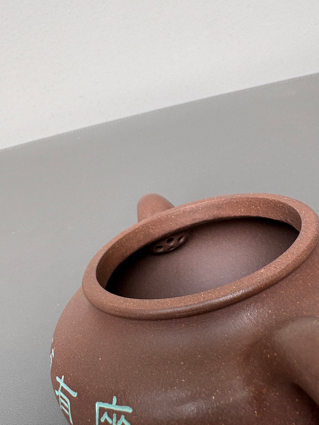 中国紫砂界当代梅王·朱炳浩(石陶）本工巅峰臻品《大亨仿古壶》——原矿优质紫玉金砂·280cc ——任淦庭大师高徒｜朱炳浩（石陶）之作