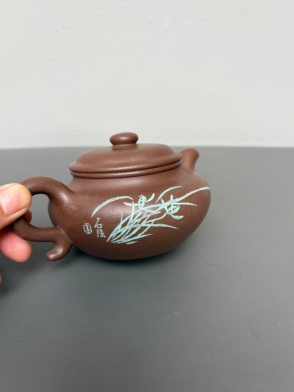 中国紫砂界当代梅王·朱炳浩(石陶）本工巅峰臻品《大亨仿古壶》——原矿优质紫玉金砂·280cc ——任淦庭大师高徒｜朱炳浩（石陶）之作