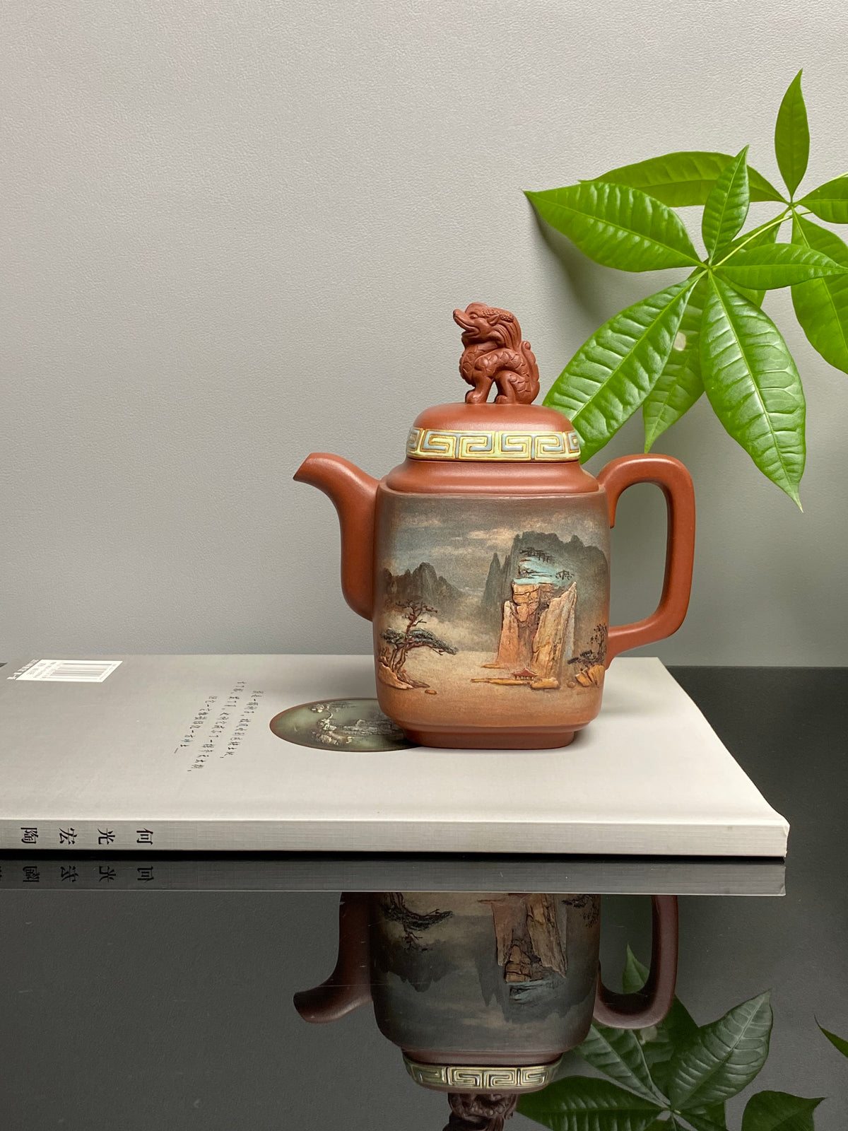 紫砂史仅此一件孤品｜何光宏·邱玉林双宗师联袂世间唯一《四方瑞麟揽胜壶》——原矿优质底槽清·460cc ——省工美大师何光宏 立体塑景 ——国大师邱玉林 装饰“浩然正气”