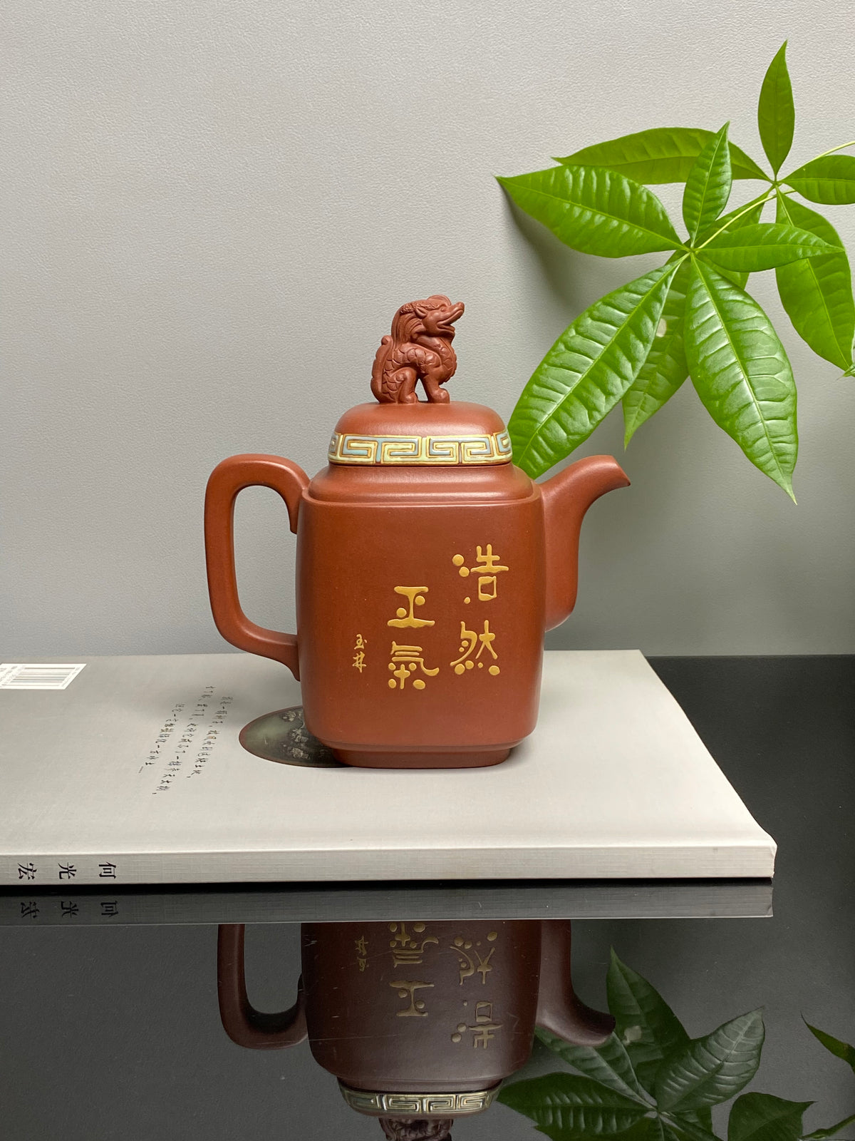 紫砂史仅此一件孤品｜何光宏·邱玉林双宗师联袂世间唯一《四方瑞麟揽胜壶》——原矿优质底槽清·460cc ——省工美大师何光宏 立体塑景 ——国大师邱玉林 装饰“浩然正气”