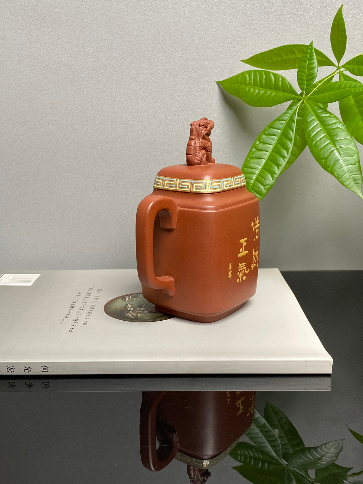 紫砂史仅此一件孤品｜何光宏·邱玉林双宗师联袂世间唯一《四方瑞麟揽胜壶》——原矿优质底槽清·460cc ——省工美大师何光宏 立体塑景 ——国大师邱玉林 装饰“浩然正气”
