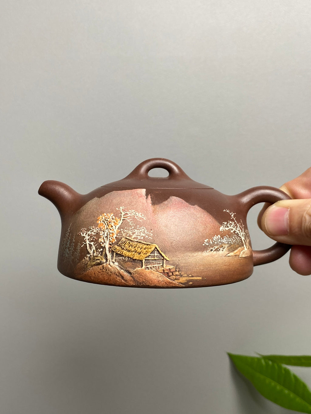 双宗师合璧·紫砂史巅峰 紫砂界天花板｜何光宏·邱玉林联袂创作孤品《半月壶》——原矿优质底槽清·180cc ——紫砂立体意境山水开创宗师·何光宏·亲绘 ——中国陶瓷艺术大师·邱玉林装饰·上善若水