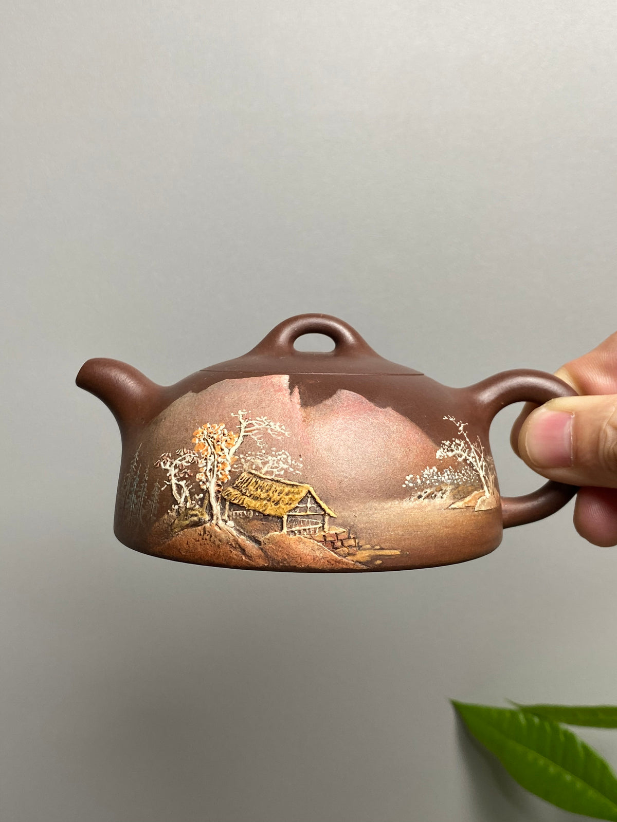 双宗师合璧·紫砂史巅峰 紫砂界天花板｜何光宏·邱玉林联袂创作孤品《半月壶》——原矿优质底槽清·180cc ——紫砂立体意境山水开创宗师·何光宏·亲绘 ——中国陶瓷艺术大师·邱玉林装饰·上善若水