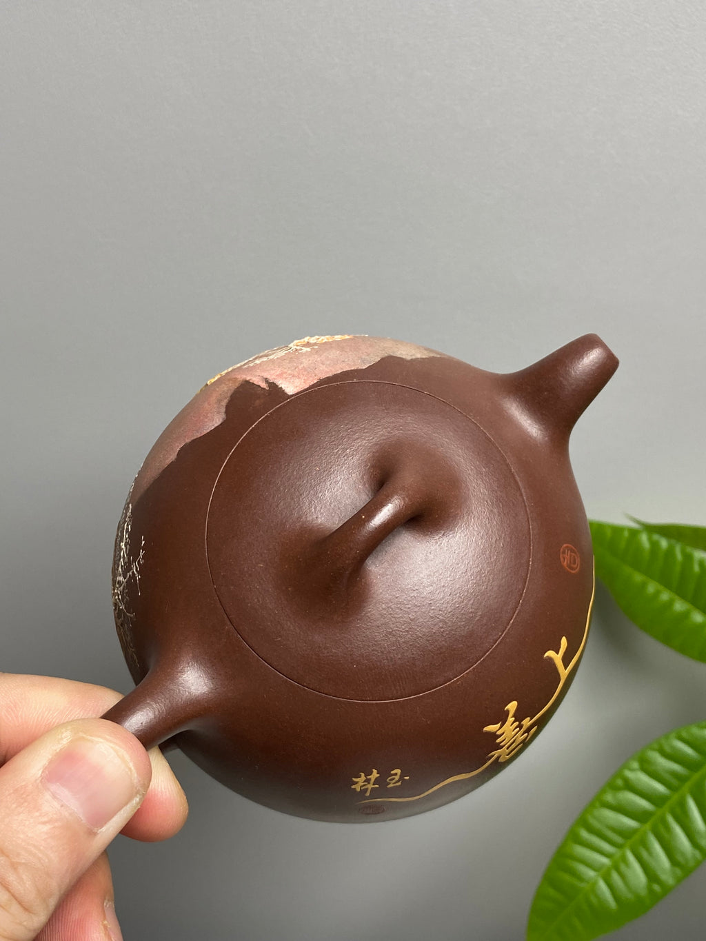 双宗师合璧·紫砂史巅峰 紫砂界天花板｜何光宏·邱玉林联袂创作孤品《半月壶》——原矿优质底槽清·180cc ——紫砂立体意境山水开创宗师·何光宏·亲绘 ——中国陶瓷艺术大师·邱玉林装饰·上善若水