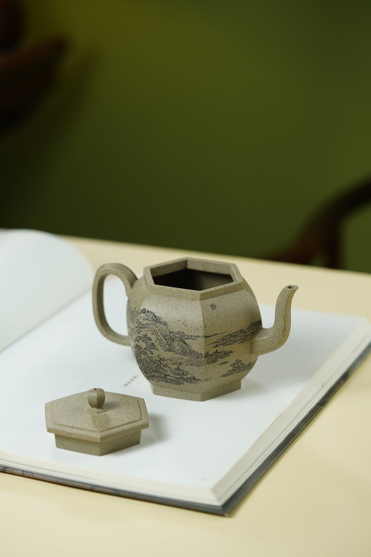 紫砂界山水陶刻标杆｜陈宏林大师传世巅峰臻品【六方宫灯壶】——原矿优质芝麻段·300cc ——紫砂山水陶刻天花板·陈宏林亲工