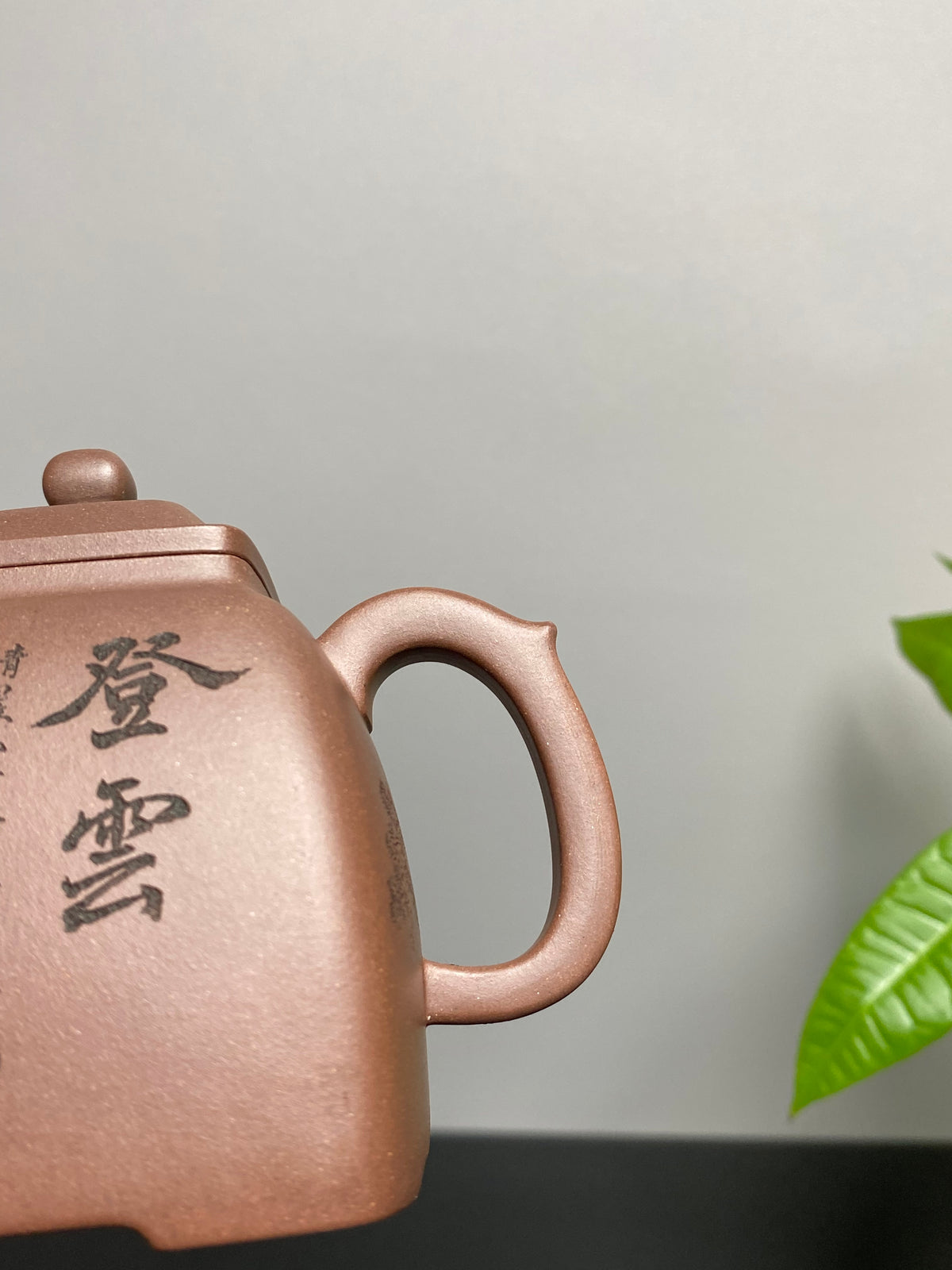 紫砂界山水陶刻标杆｜陈宏林大师传世巅峰臻品【汉方壶】收藏送礼·双绝重器! ——原矿优质老紫泥·260cc ——紫砂山水陶刻天花板·陈宏林亲工