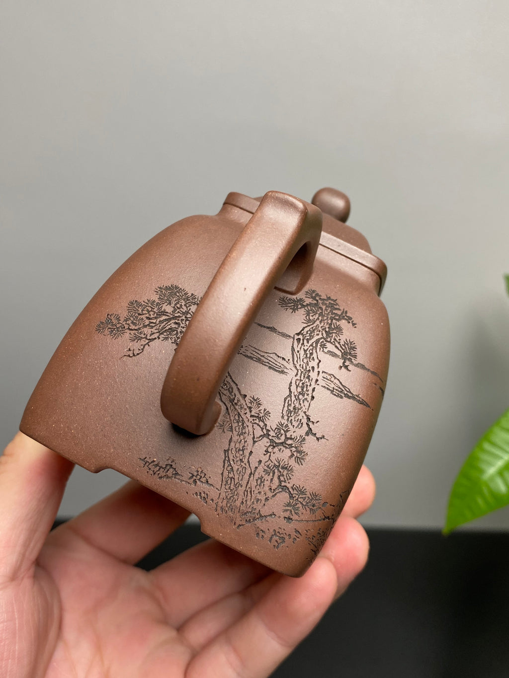 紫砂界山水陶刻标杆｜陈宏林大师传世巅峰臻品【汉方壶】收藏送礼·双绝重器! ——原矿优质老紫泥·260cc ——紫砂山水陶刻天花板·陈宏林亲工