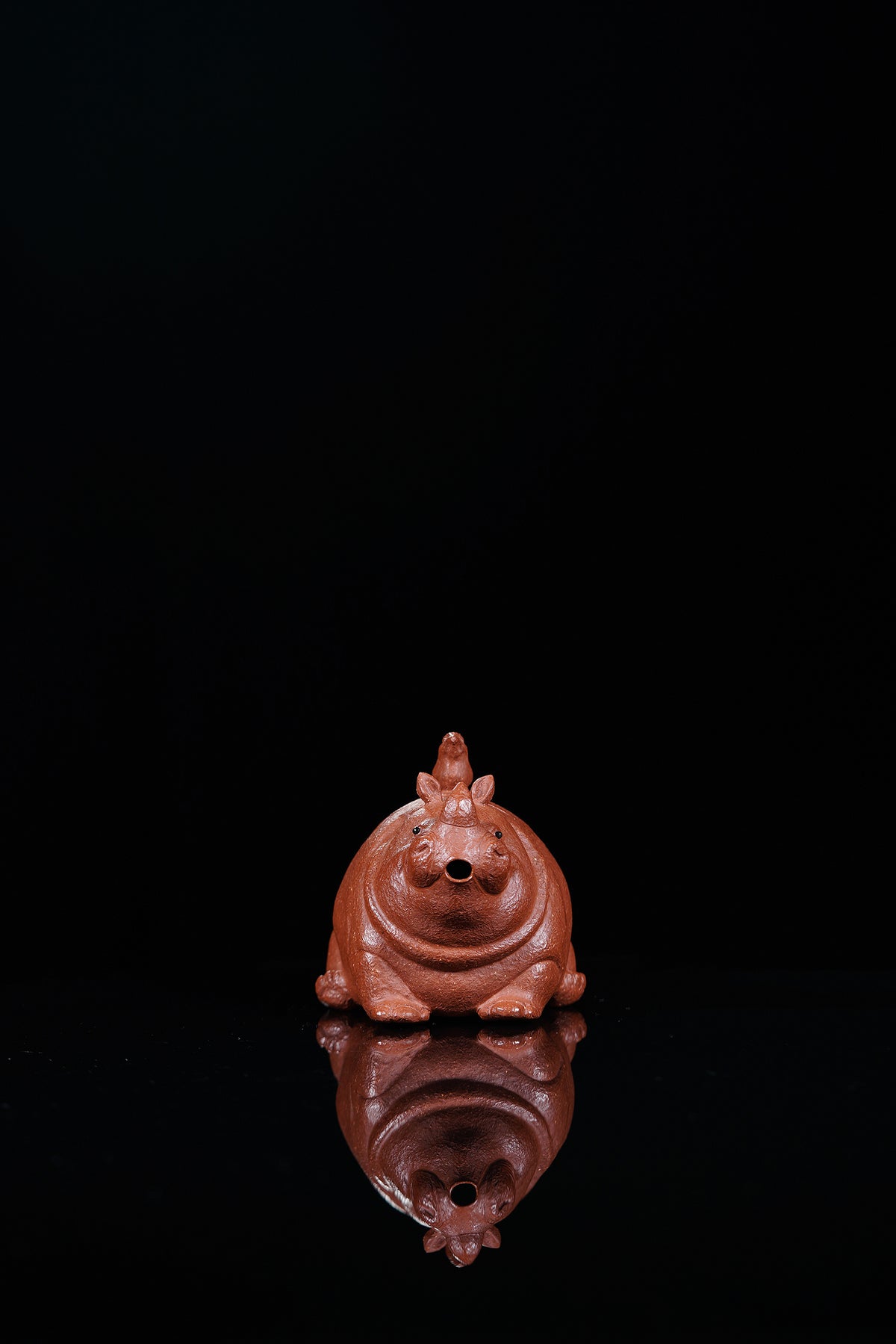 紫砂犀牛🦏壶《卧犀听羽》 ——原矿降坡泥·150cc ——实力派陶艺家·焦勇