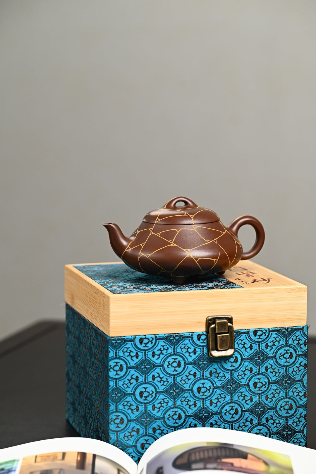 『汉棠石瓢』 一厂老紫泥·容量300cc·14孔出水·史志洪  史志洪，国大师徐汉棠女婿，徐门紫砂第四代传人