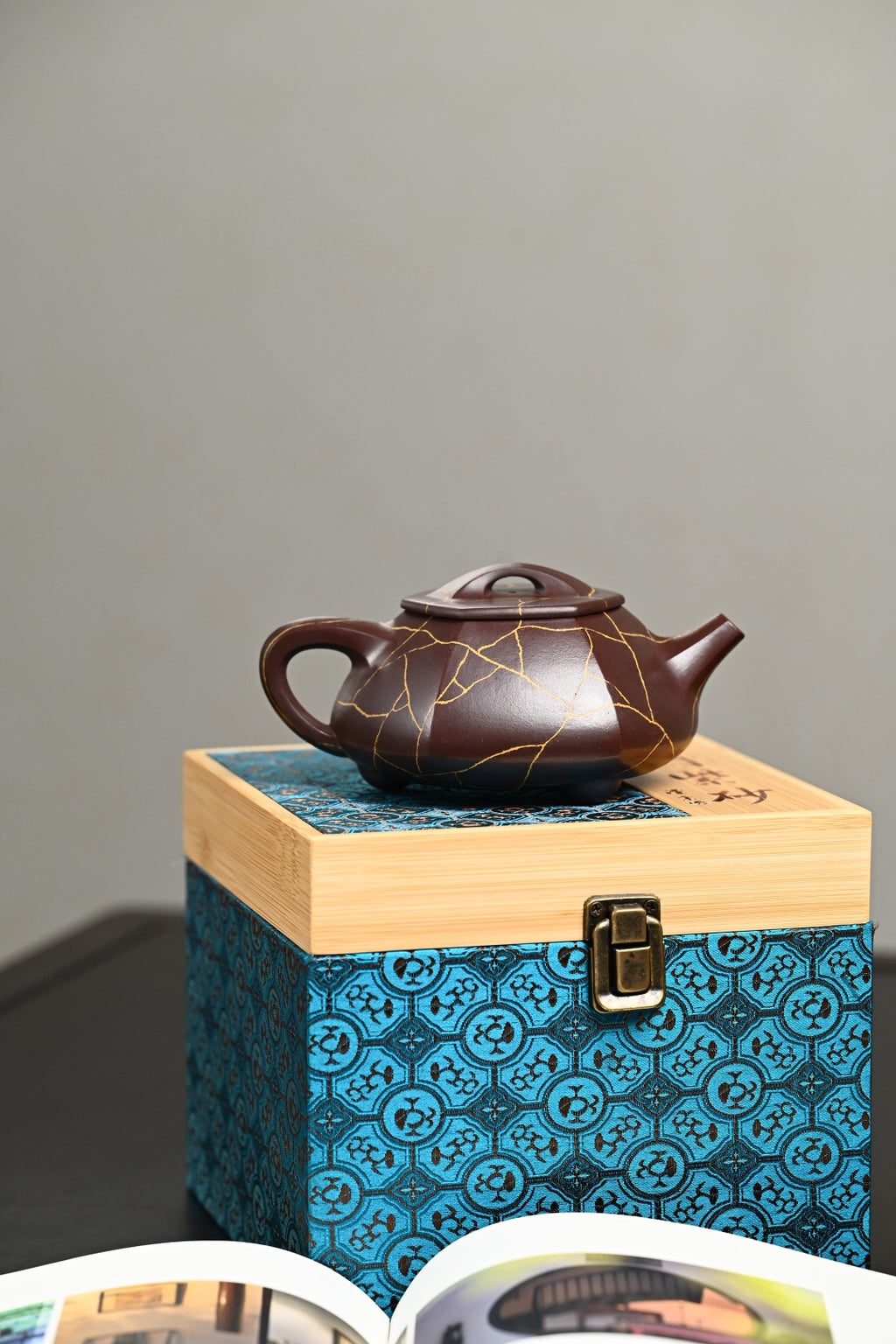 『六方石瓢』 一厂老紫泥·容量350cc·14孔出水·史志洪  史志洪，国大师徐汉棠女婿，徐门紫砂第四代传人，国家级高级工艺美术师