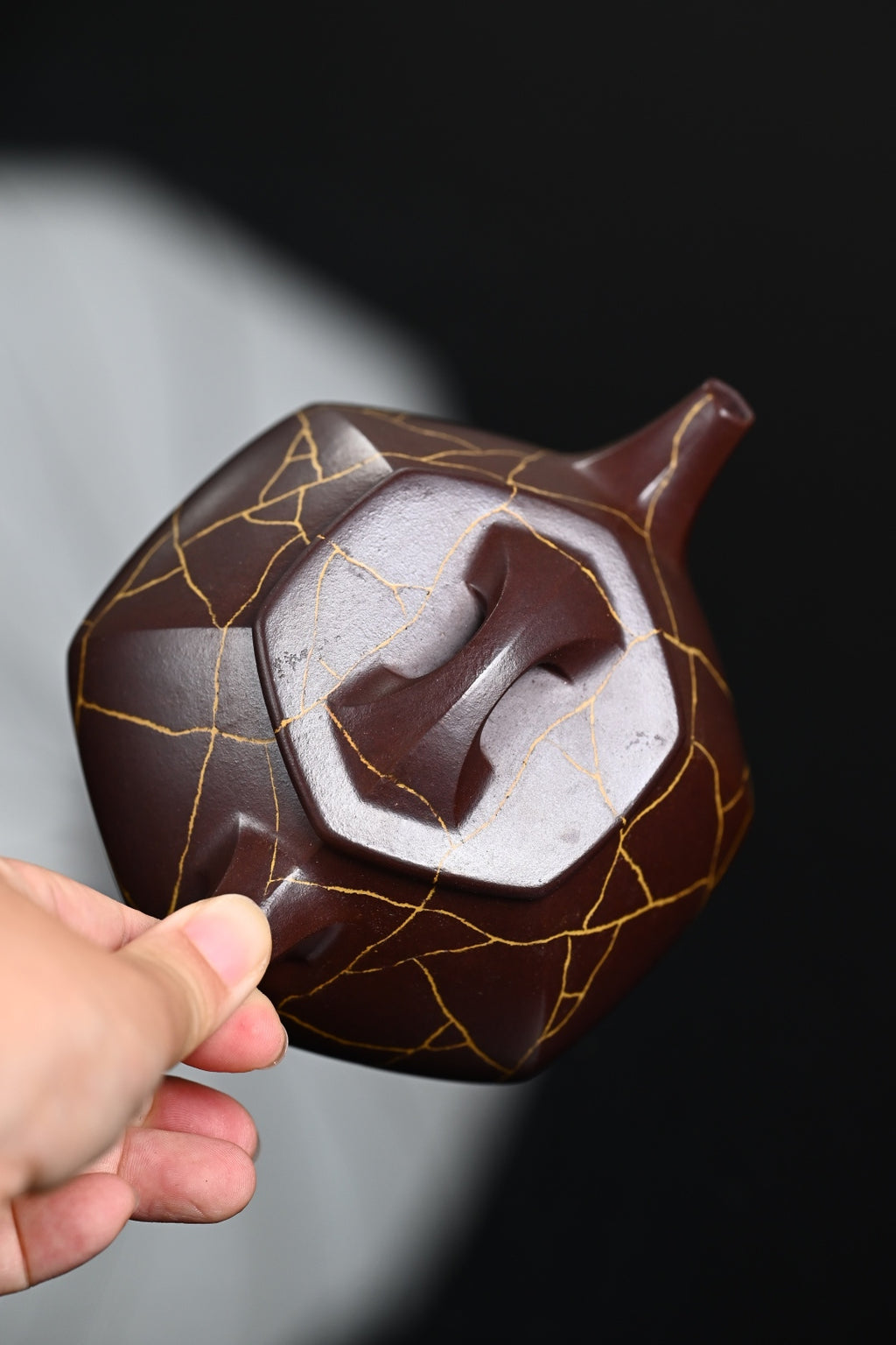 『六方石瓢』 一厂老紫泥·容量350cc·14孔出水·史志洪  史志洪，国大师徐汉棠女婿，徐门紫砂第四代传人，国家级高级工艺美术师