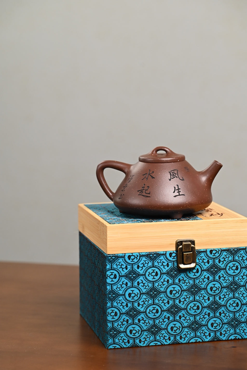 新品· 『子冶石瓢』 紫玉金砂·容量480cc·14孔出水·史志洪，国大师徐汉棠女婿，徐门紫砂第四代传人，国家级高级工艺美术师