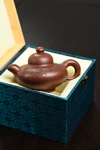新品· 『荷花鱼满』 一厂老紫泥·容量400cc·19孔出水·史志洪，国大师徐汉棠女婿，徐门紫砂第四代传人，国家级高级工艺美术师