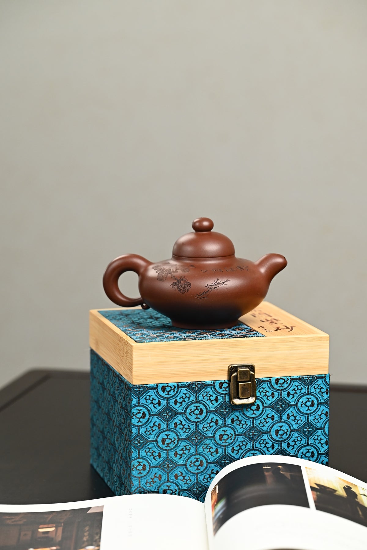 新品· 『荷花鱼满』 一厂老紫泥·容量400cc·19孔出水·史志洪，国大师徐汉棠女婿，徐门紫砂第四代传人，国家级高级工艺美术师