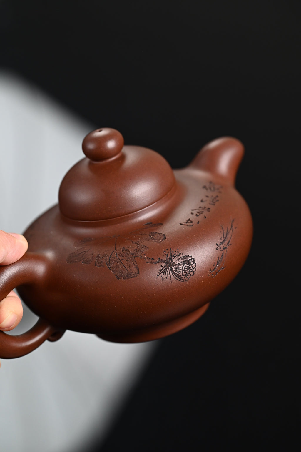 新品· 『荷花鱼满』 一厂老紫泥·容量400cc·19孔出水·史志洪，国大师徐汉棠女婿，徐门紫砂第四代传人，国家级高级工艺美术师