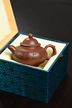 『秋水』 文革老紫泥·容量400cc·14孔出水·史志洪  史志洪，国大师徐汉棠女婿，徐门紫砂第四代传人，国家级高级工艺美术师