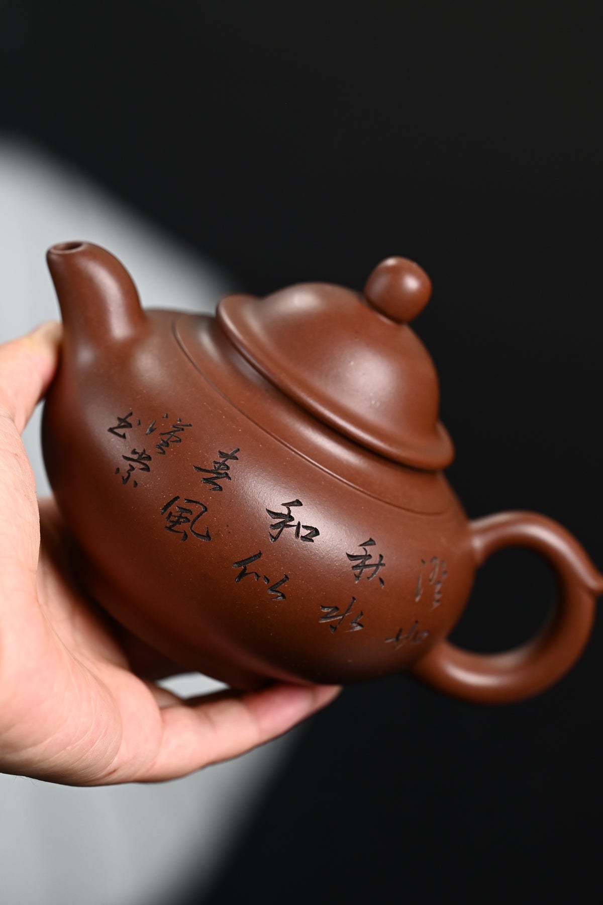 『秋水』 文革老紫泥·容量400cc·14孔出水·史志洪  史志洪，国大师徐汉棠女婿，徐门紫砂第四代传人，国家级高级工艺美术师