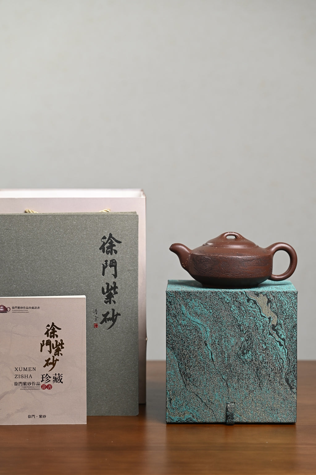 『汉君』 紫玉金砂·容量480cc·10孔出水·史志洪  史志洪，国大师徐汉棠女婿，徐门紫砂第四代传人，国家级高级工艺美术师