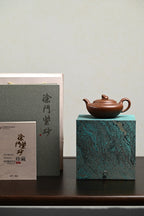 『祥瑞纳福』 文革老紫泥·容量320cc·7孔出水·内推·史志洪  史志洪，国大师徐汉棠女婿，徐门紫砂第四代传人，国家级高级工艺美术师