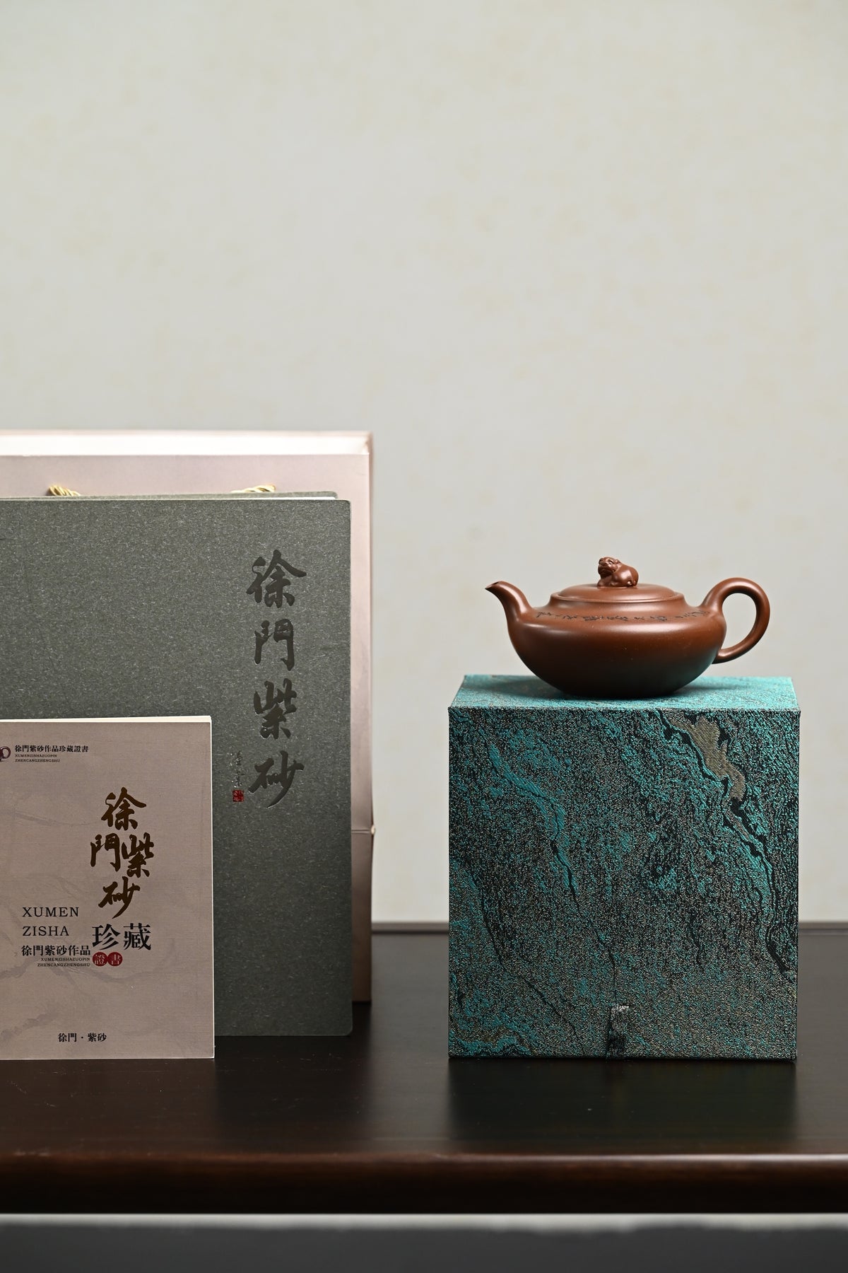 『祥瑞纳福』 文革老紫泥·容量320cc·7孔出水·内推·史志洪  史志洪，国大师徐汉棠女婿，徐门紫砂第四代传人，国家级高级工艺美术师