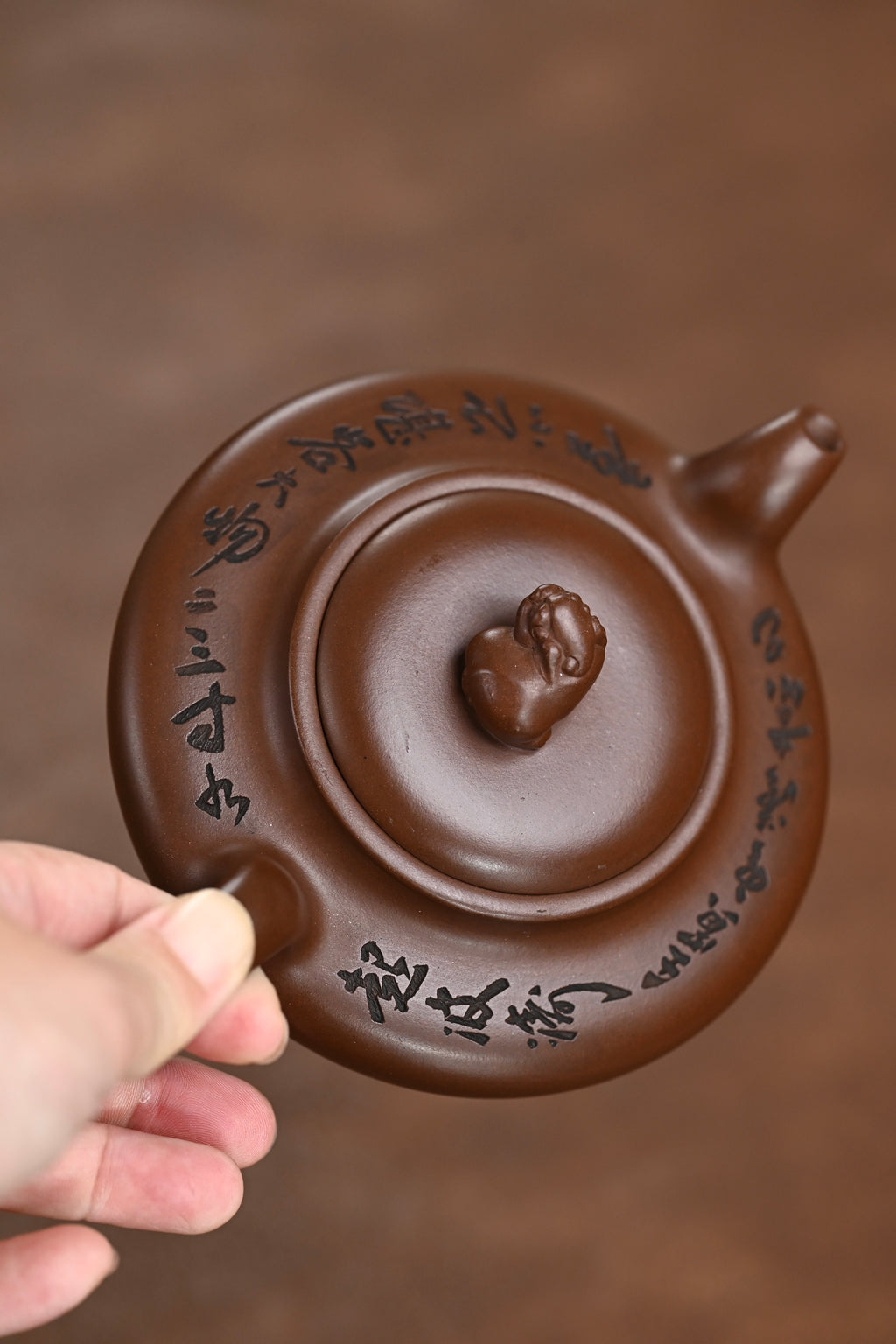 『祥瑞纳福』 文革老紫泥·容量320cc·7孔出水·内推·史志洪  史志洪，国大师徐汉棠女婿，徐门紫砂第四代传人，国家级高级工艺美术师