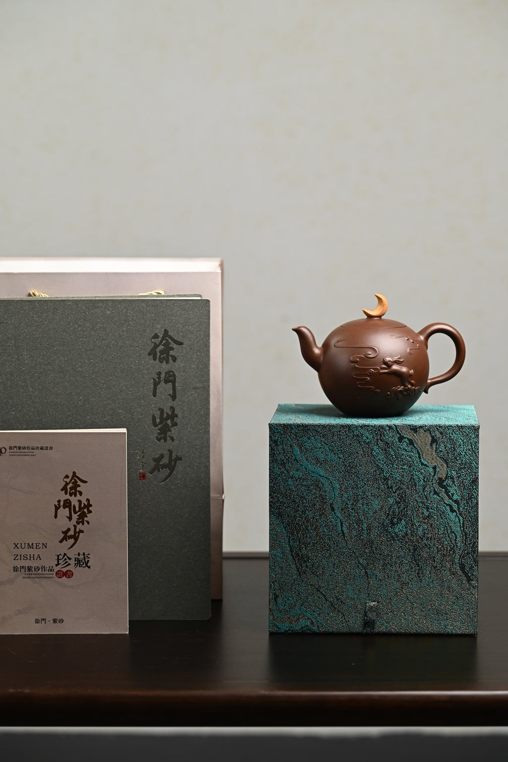『玉兔追月』 一厂老紫泥·容量420cc·7孔出水·史志洪  史志洪，国大师徐汉棠女婿，徐门紫砂第四代传人，国家级高级工艺美术师