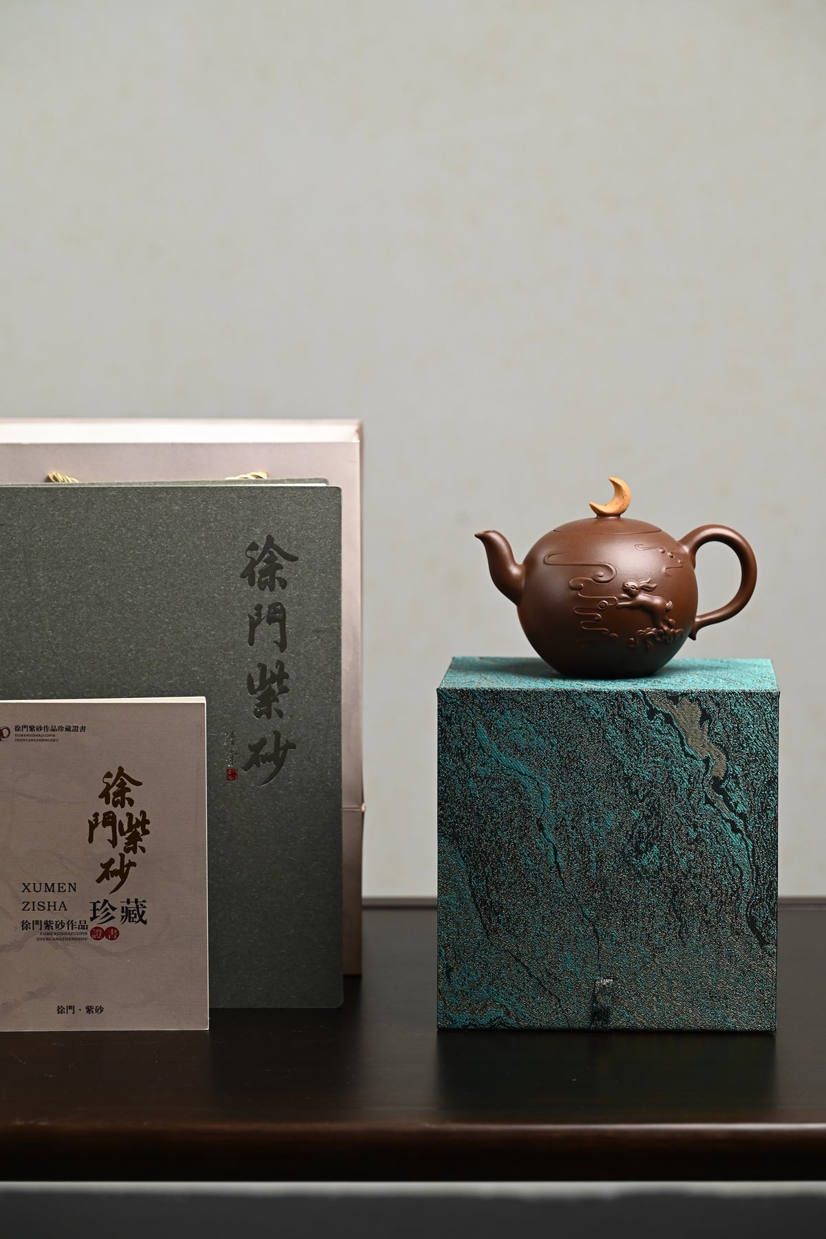 『玉兔追月』 一厂老紫泥·容量420cc·7孔出水·史志洪  史志洪，国大师徐汉棠女婿，徐门紫砂第四代传人，国家级高级工艺美术师