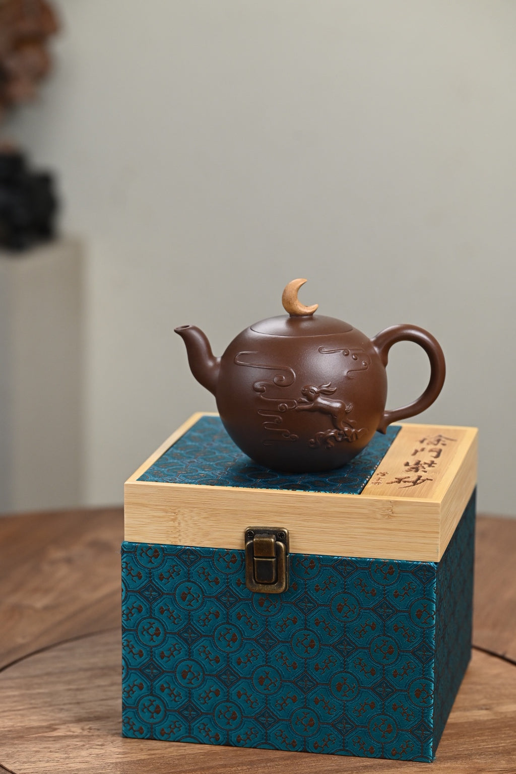 『玉兔追月』 一厂老紫泥·容量420cc·7孔出水·史志洪  史志洪，国大师徐汉棠女婿，徐门紫砂第四代传人，国家级高级工艺美术师