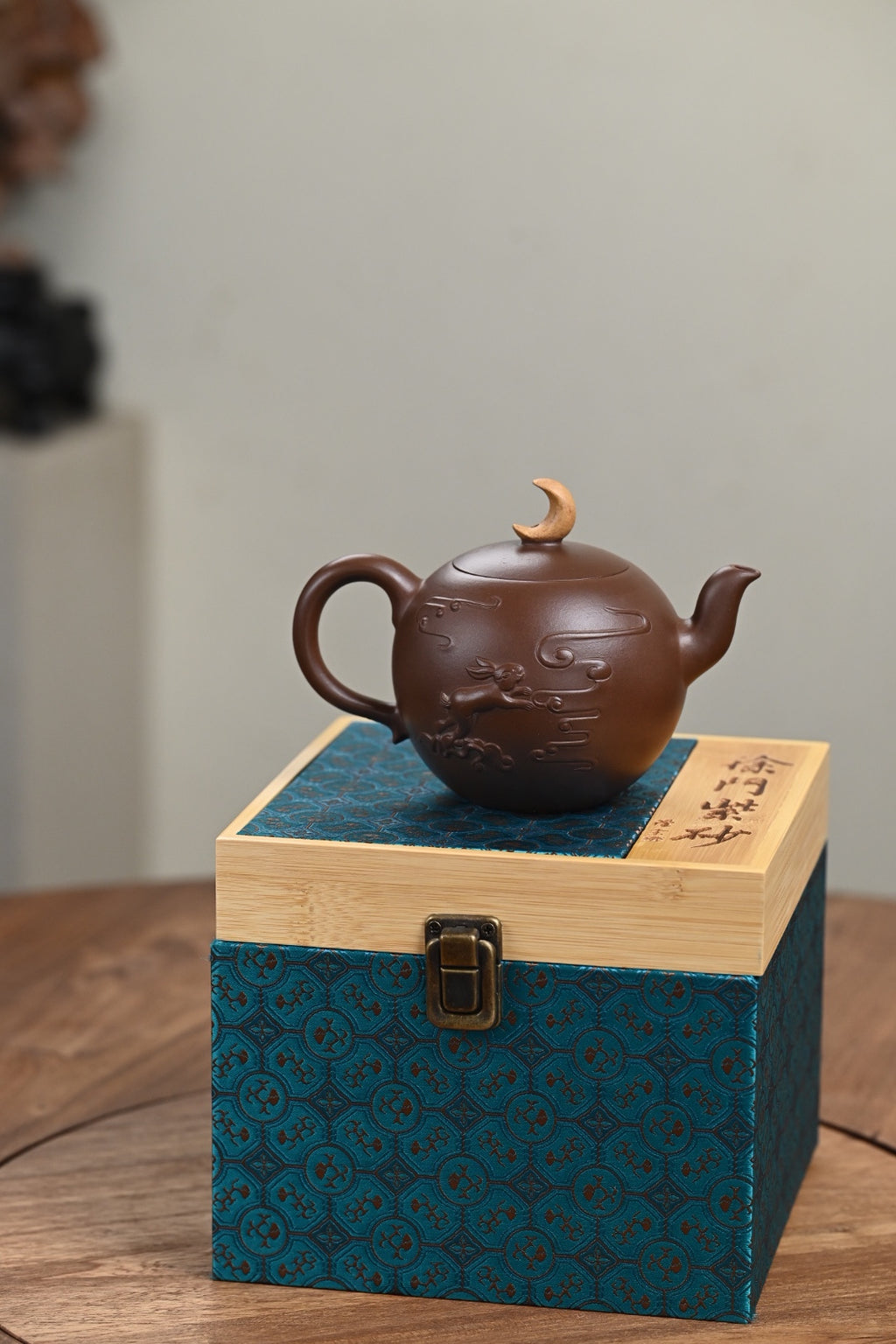 『玉兔追月』 一厂老紫泥·容量420cc·7孔出水·史志洪  史志洪，国大师徐汉棠女婿，徐门紫砂第四代传人，国家级高级工艺美术师