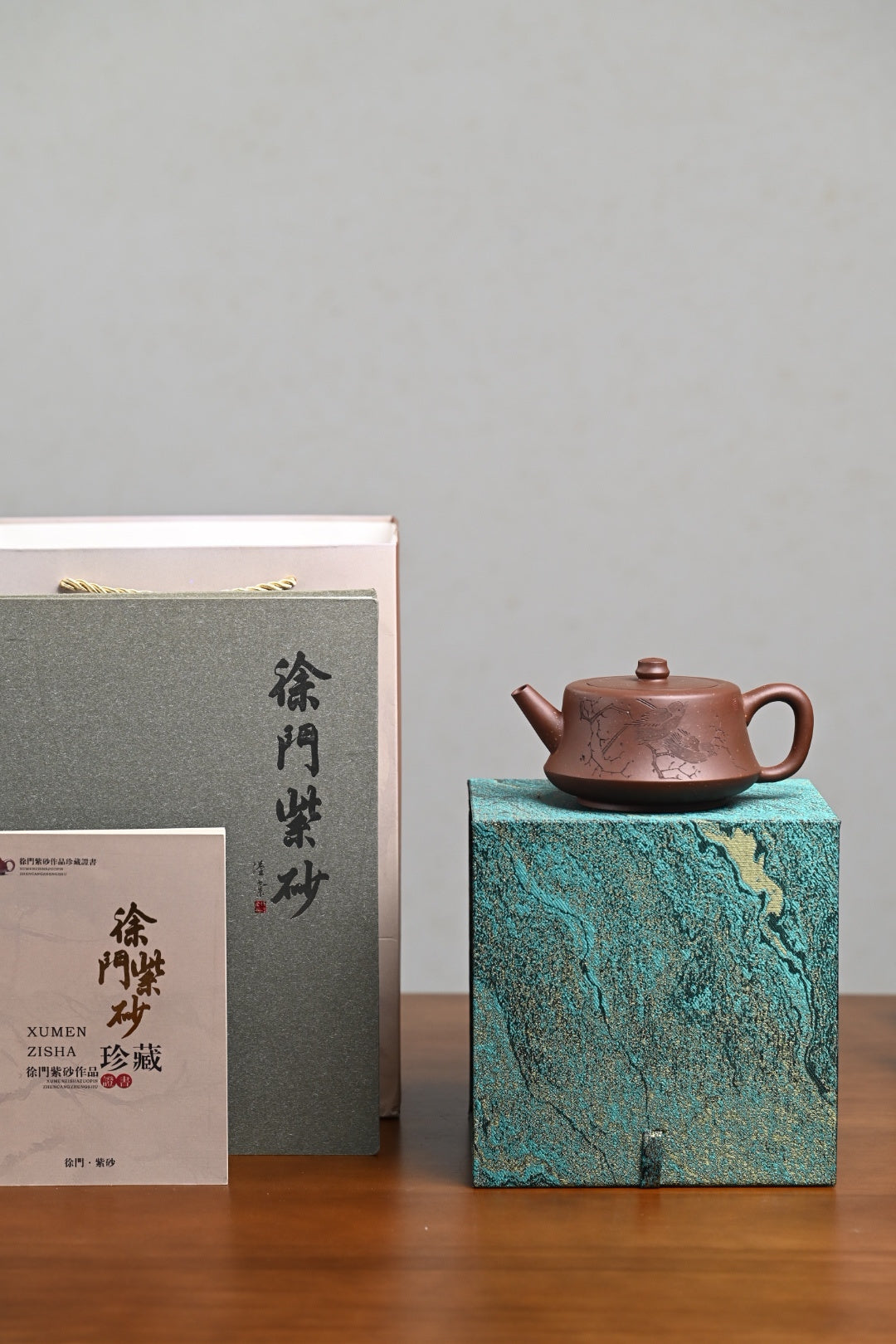 『云柱』 紫玉金砂·容量350cc·7孔出水·史志洪  史志洪，国大师徐汉棠女婿，徐门紫砂第四代传人，国家级高级工艺美术师