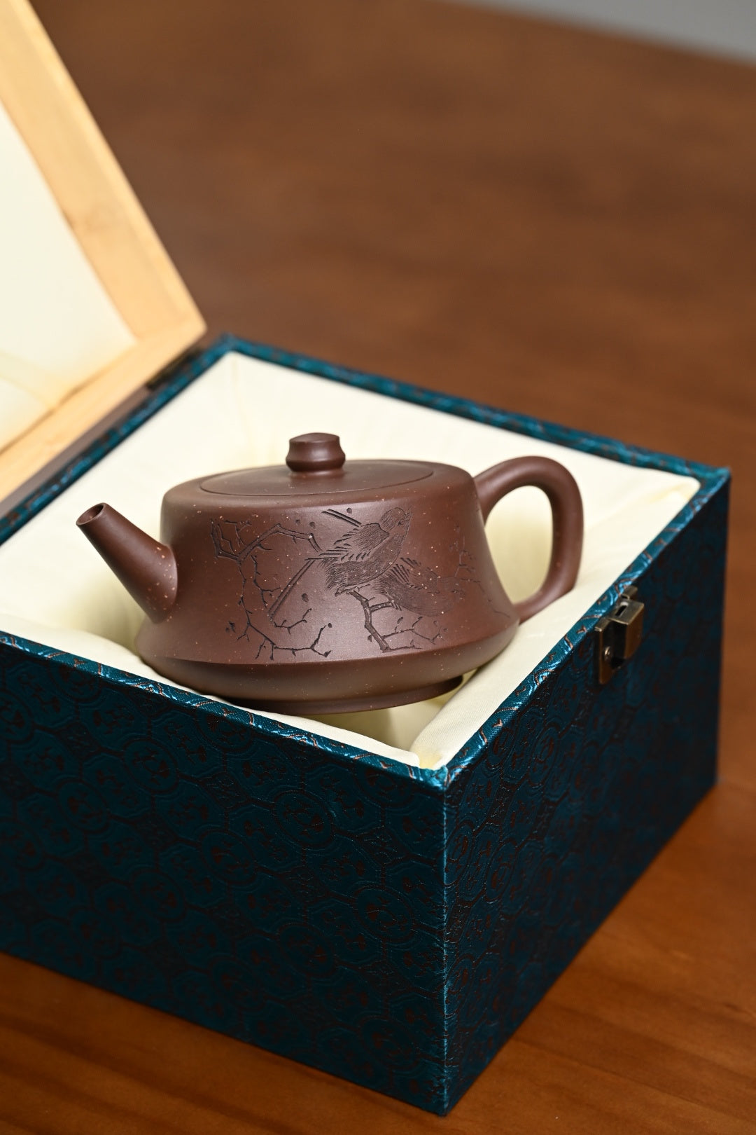 『云柱』 紫玉金砂·容量350cc·7孔出水·史志洪  史志洪，国大师徐汉棠女婿，徐门紫砂第四代传人，国家级高级工艺美术师