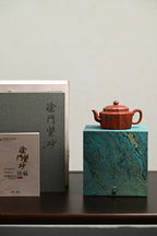 『筋纹莲瓣』 原矿朱泥·容量270cc·9孔出水·史志洪  史志洪，国大师徐汉棠女婿，徐门紫砂第四代传人，国家级高级工艺美术师