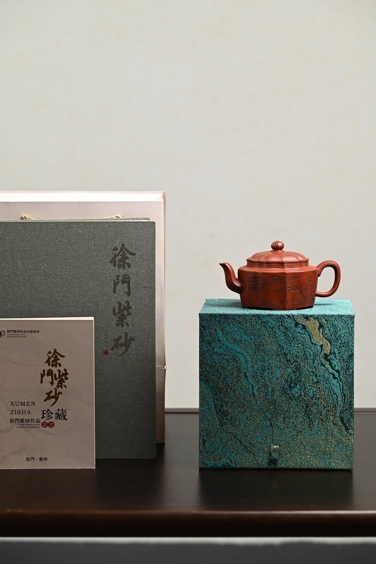 『筋纹莲瓣』 原矿朱泥·容量270cc·9孔出水·史志洪  史志洪，国大师徐汉棠女婿，徐门紫砂第四代传人，国家级高级工艺美术师