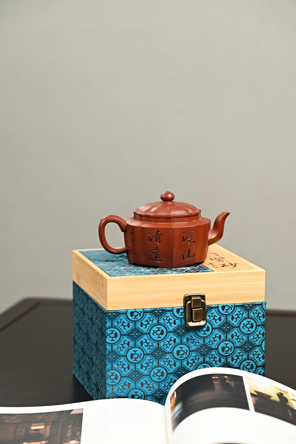 『筋纹莲瓣』 原矿朱泥·容量270cc·9孔出水·史志洪  史志洪，国大师徐汉棠女婿，徐门紫砂第四代传人，国家级高级工艺美术师