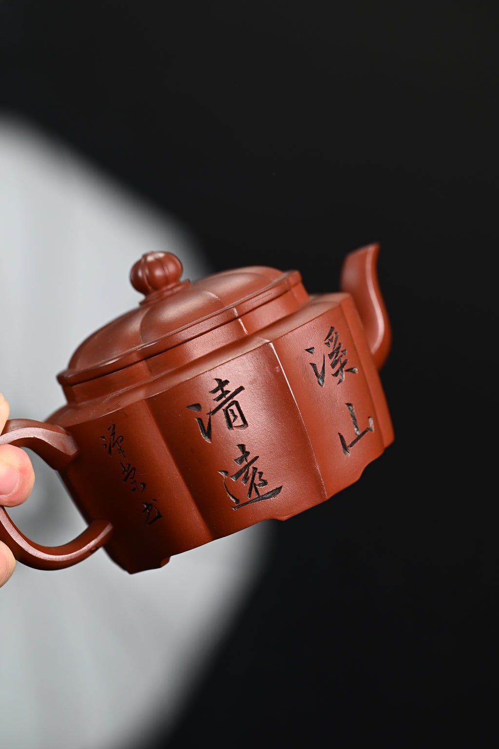 『筋纹莲瓣』 原矿朱泥·容量270cc·9孔出水·史志洪  史志洪，国大师徐汉棠女婿，徐门紫砂第四代传人，国家级高级工艺美术师