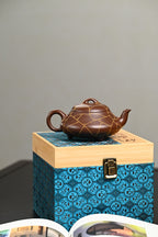 『汉棠石瓢』 一厂老紫泥·容量300cc·14孔出水·史志洪  史志洪，国大师徐汉棠女婿，徐门紫砂第四代传人，国家级高级工艺美术师